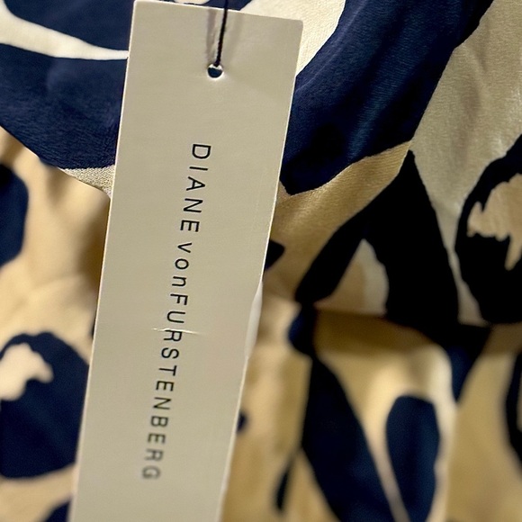 Diane von Furstenberg Silk Leopard Wrap Blouse – Size 8, NWT - Picture 4 of 5